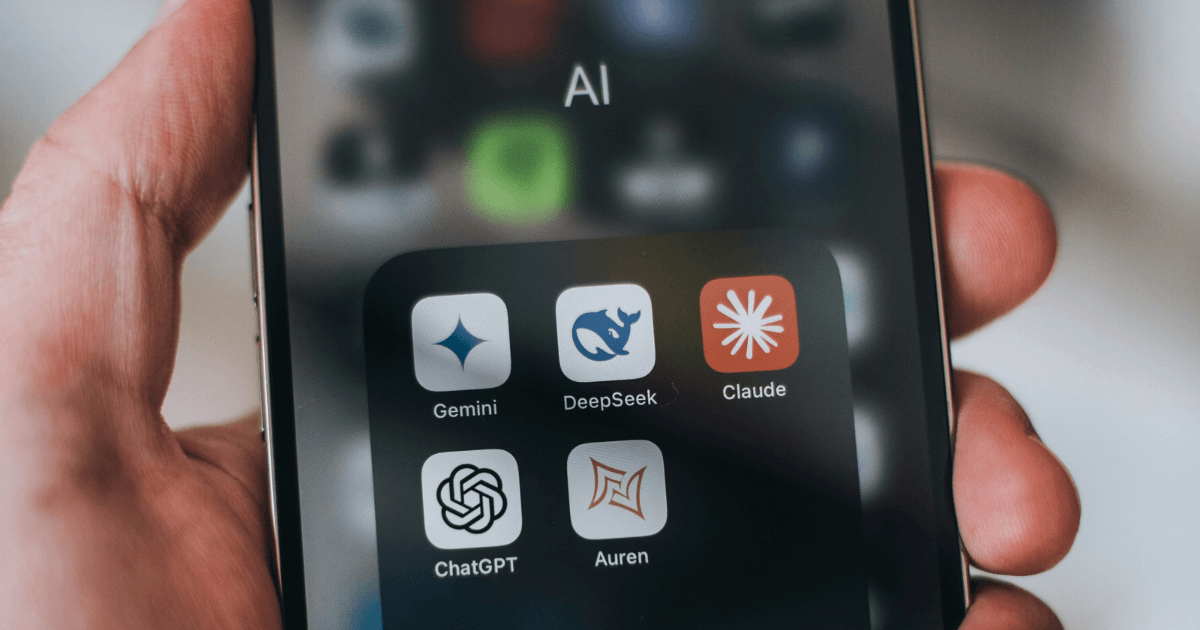 Smartphone mit KI-Anwendungen wie ChatGPT, Gemini, DeepSeek, usw. Digitale Tools im Einsatz für Generative Engine Optimization (GEO).