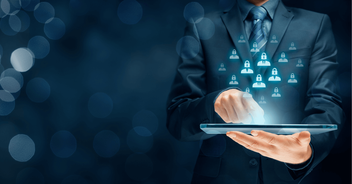 Hand hält ein Tablet mit menschlichen symbolen, die ein Schloss als Kopf haben. Symbolisch für Datenschutz und Datenmanagement in blauem Interface