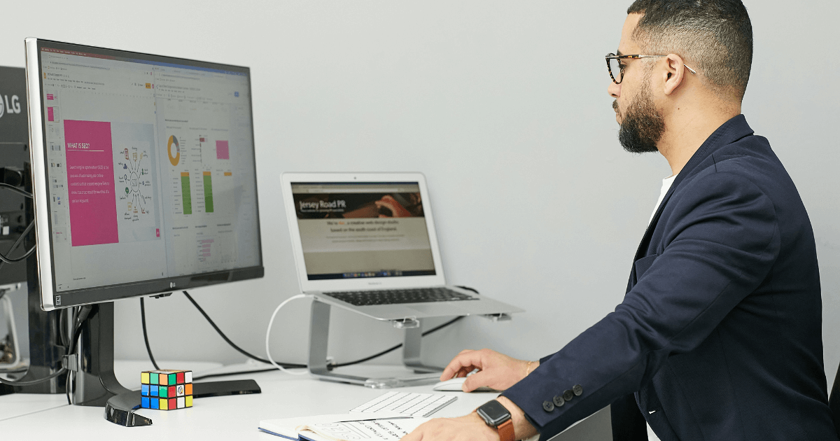 Ein Mitarbeiter arbeitet konzentriert am Schreibtisch in einer SEO-Agentur.
