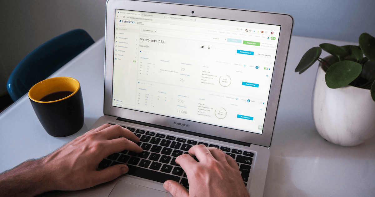 Einblick in ein SEO-Analysetool auf dem Bildschirm eines Laptops in einer SEO Agentur.