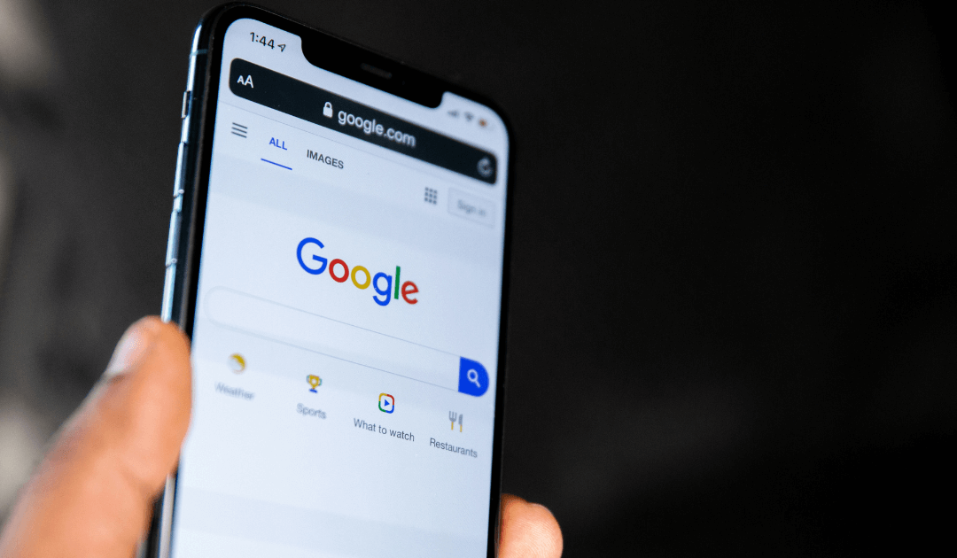 Suchergebnisse auf Google verbessern. Handy mit geöffnetem Webbrowser und der Google Startseite.