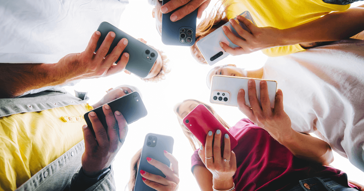 Junge Menschen mit Smartphones – ein Beispiel, warum die Unterstützung durch eine Google Agentur im digitalen Marketing immer wichtiger wird.