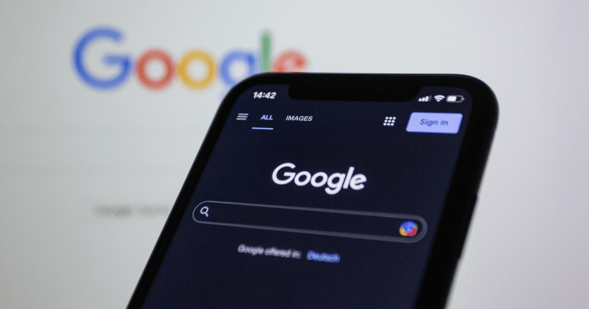 mobile-opƟmierung-website-seo Smartphone mit Google Suchanzeige als Symbol für mobiles Website SEO.