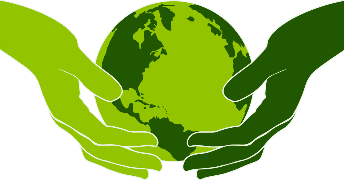 Zwei Hände halten grüne Weltkugel als Symbol für nachhaltiges Webdesign