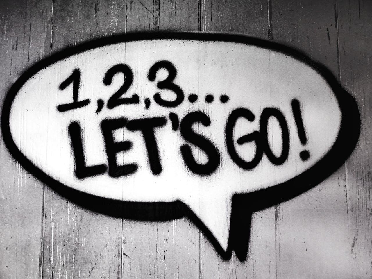 Schwarz-weiße Sprechblase mit der Aufschrift 1, 2, 3... Let's Go!. Symbolisch für den Start mit atemzug marketing in ein erfolgreiches Personalmarketing. 